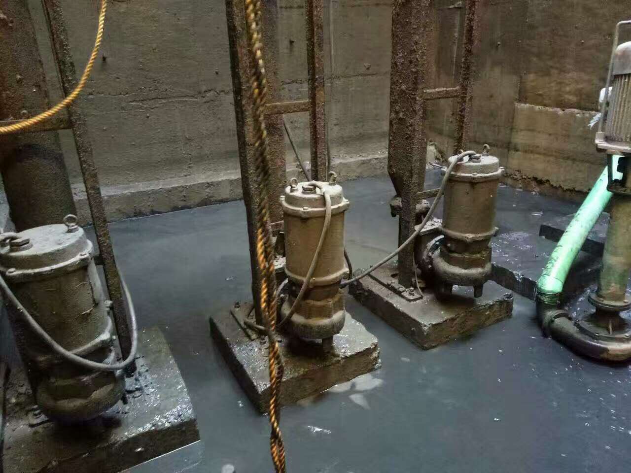 波莲镇污水池清理