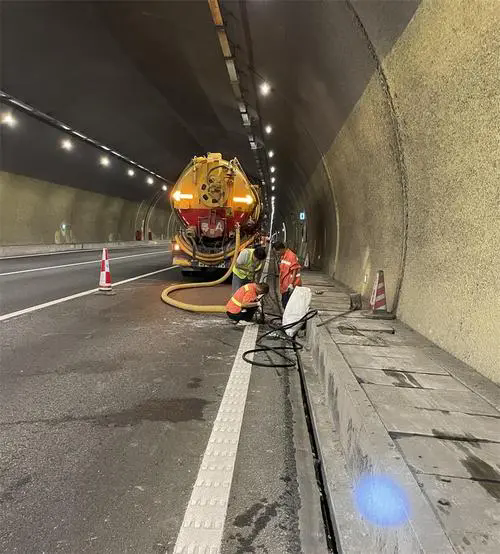 波莲镇隧道排水渠清淤